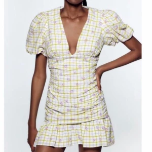 Klänning - INTRESSEKOLL🥹🥹Miniklänning med mönster från Zara! Aldrig använd