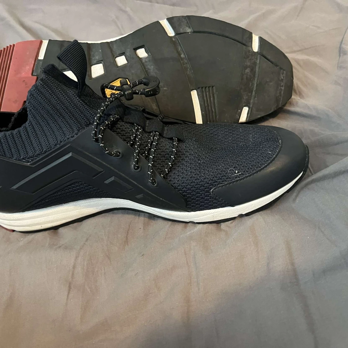 Svarta sneakers från Hugo med stickad kant