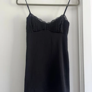 Satinklänning  - Säljer en svart mini klänning från Zara med spets. Använd en gång och super bra skick! Perfekt för sommaren och fester🖤