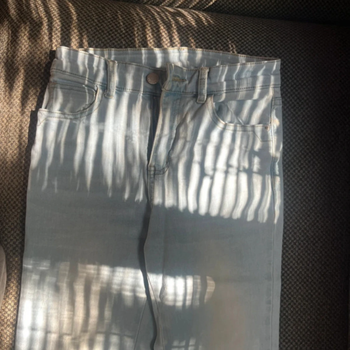 Ljusblå bootcut jeans med rå kant - 2