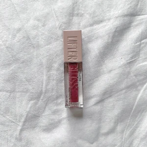 Maybelline LIFTER GLOSS 🩷💛 - Maybellines LIFTER GLOSS i färgen ”005 PETAL”. Fick den, har aldrig kommit till användning! Nypris 159kr! FÖRST TILL KVARN!💛🩷(BUNDLERABATT VID KÖP AV FLER ARTIKLAR, KIKA MIN PROFIL!)