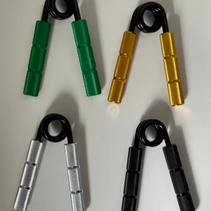 Handgreppstränare - Säljer helt nya handgreppstränare   Svart : 250 LBS = 113 Kg Silver : 300LBS = 136 Kg Guld : 350 LBS = 158 Kg Grön : 400 LBS = 181 Kg Priset kan diskuteras