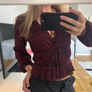 Mönstrad blus från Zara ❤️ -  En av mina favorittröjor, blus från Zara med rött leopardmönster i storlek S ❤️