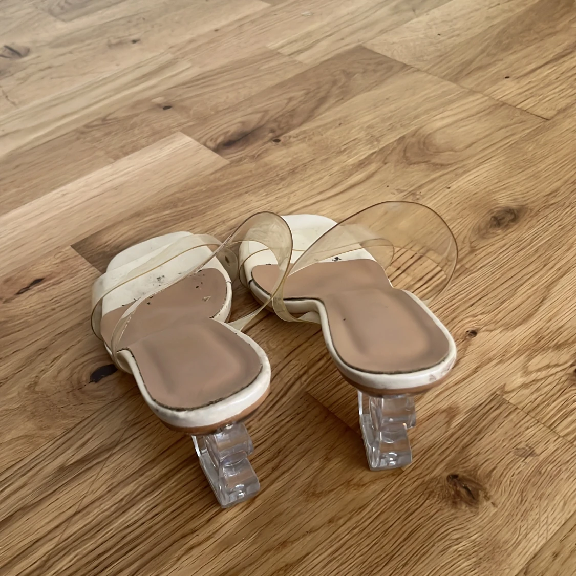 Vita klackskor med transparent rem - 1