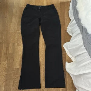 Svarta lågmidjade kostymbyxor från BikBok - Säljer dessa lågmidjade svarta kostymbyxor från Bikbok i storlek 34, då de inte passar. Pris går att diskutera 