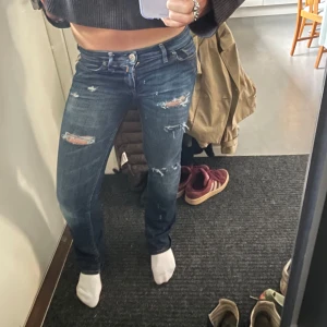 Mörkblå slitna jeans från Replay - Säljer ett par mörkblå jeans från Replay med slitningar och lätt tvättade detaljer. Säljer då de inte längre kommer till användning, de är i fint sicka, men lite slitna längst ner vid benen. Midjemåttet rakt över är 37cm och innerbenslängden är 78cm jag är 160 och de passar bra på mig 💞💞 Skriv vid fler frågor, pris går alltid att diskutera!!!💞