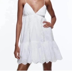 Vit somrig klänning med broderade detaljer - Säljer min super fina klänning från Zara i storlek Xs. Perfekt för varma dagar och midsommarfirande. 
