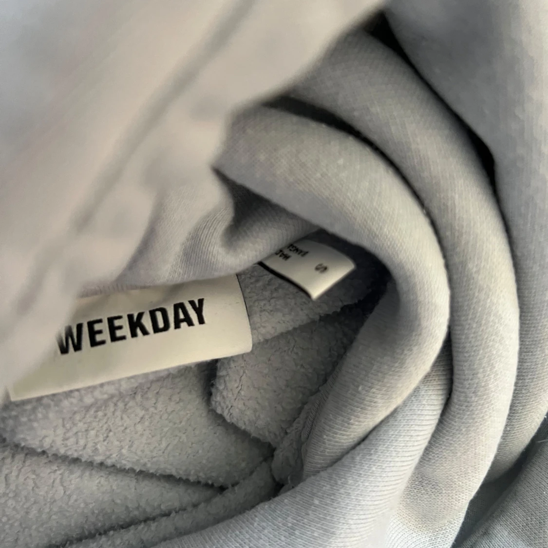 Ljusgrå hoodie från Weekday - 1