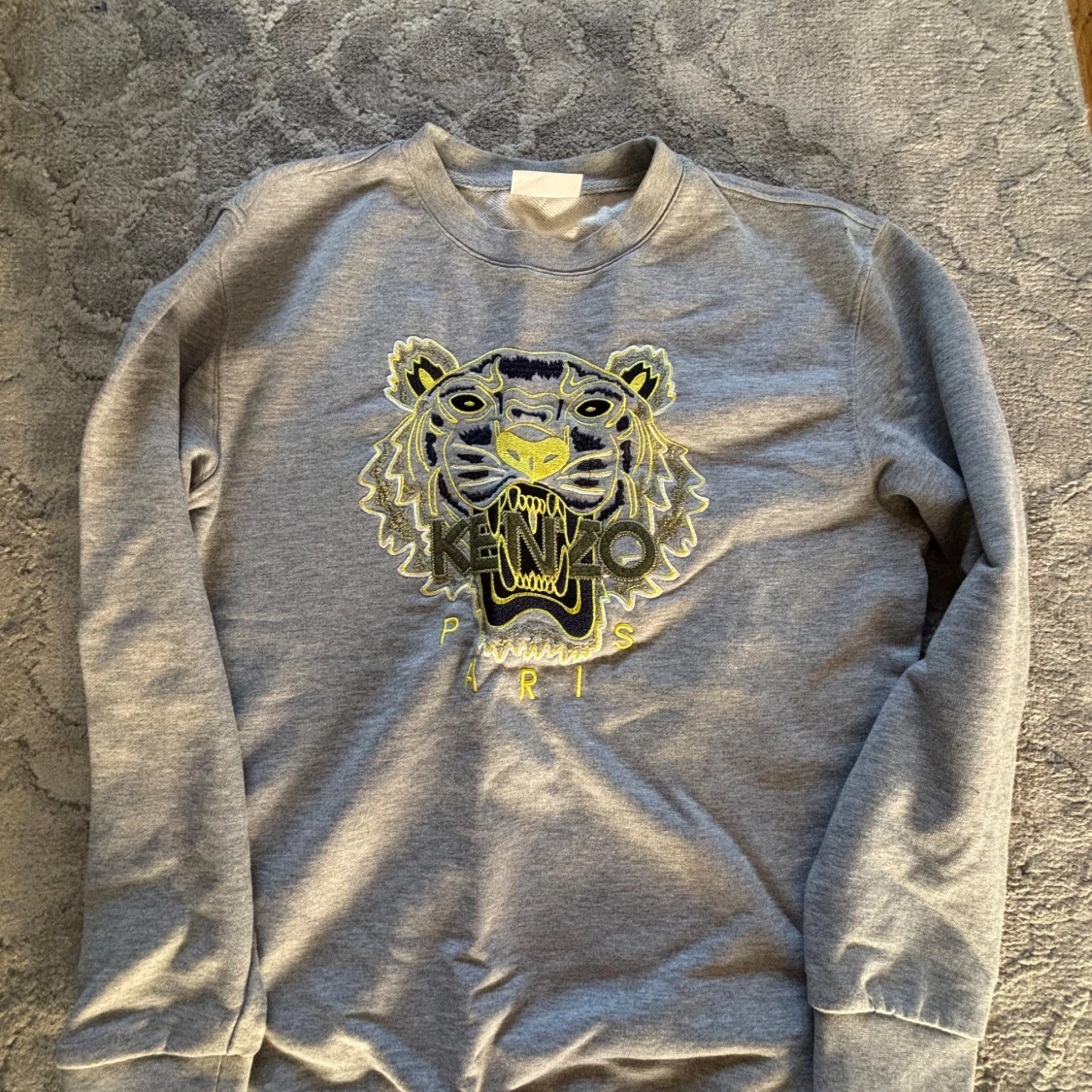 Grå sweatshirt med tigerbroderi från Kenzo - 1