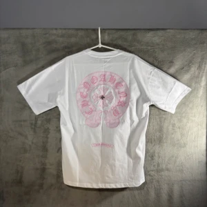 Vit och rosa Chrome hearts t shirt - Chrome Hearts T-shirt 9/10 skick. Storlek M Tryck fram och bak Bredd 57cm Längd 72cm 