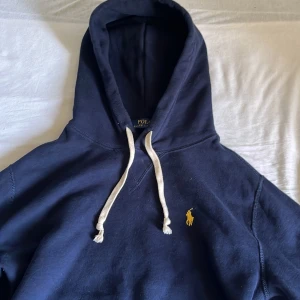 Ralph Lauren hoddie  - Säljer en klassisk mörkblå hoodie från Polo Ralph hoddie. (170/92A) använd 2 gånger kände att den vag för liten  (pris kan diskuteras men inte under 749kr)