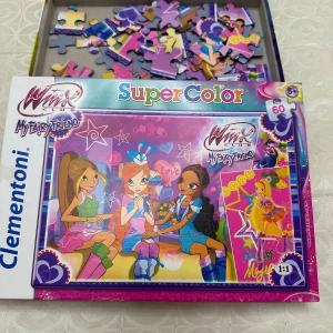 Winx My Fairy Friend Super Color - Färgglatt pussel med motiv från Winx Club, perfekt för unga fans av magi och äventyr. Innehåller 60 bitar och passar barn från 5 år. En rolig utmaning som kombinerar fantasi och pyssel.