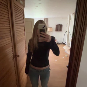 Marinblå långärmad topp med öppen rygg - Säljer en marinblåa långärmad topp med riktigt snyggt öppen rygg. Modellen är tight och croppad, perfekt om du vill sticka ut lite extra. Tunt och stretchigt material som sitter skönt på kroppen. Passar grymt till både jeans och kjol. Storleken är xs/s.