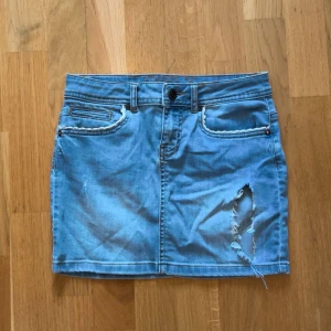 Blå jeanskjol från ONLY - Säljer min blåa jeans kjol från Only med hål på framsidan, storlek xs/s💕 knappt använd💕