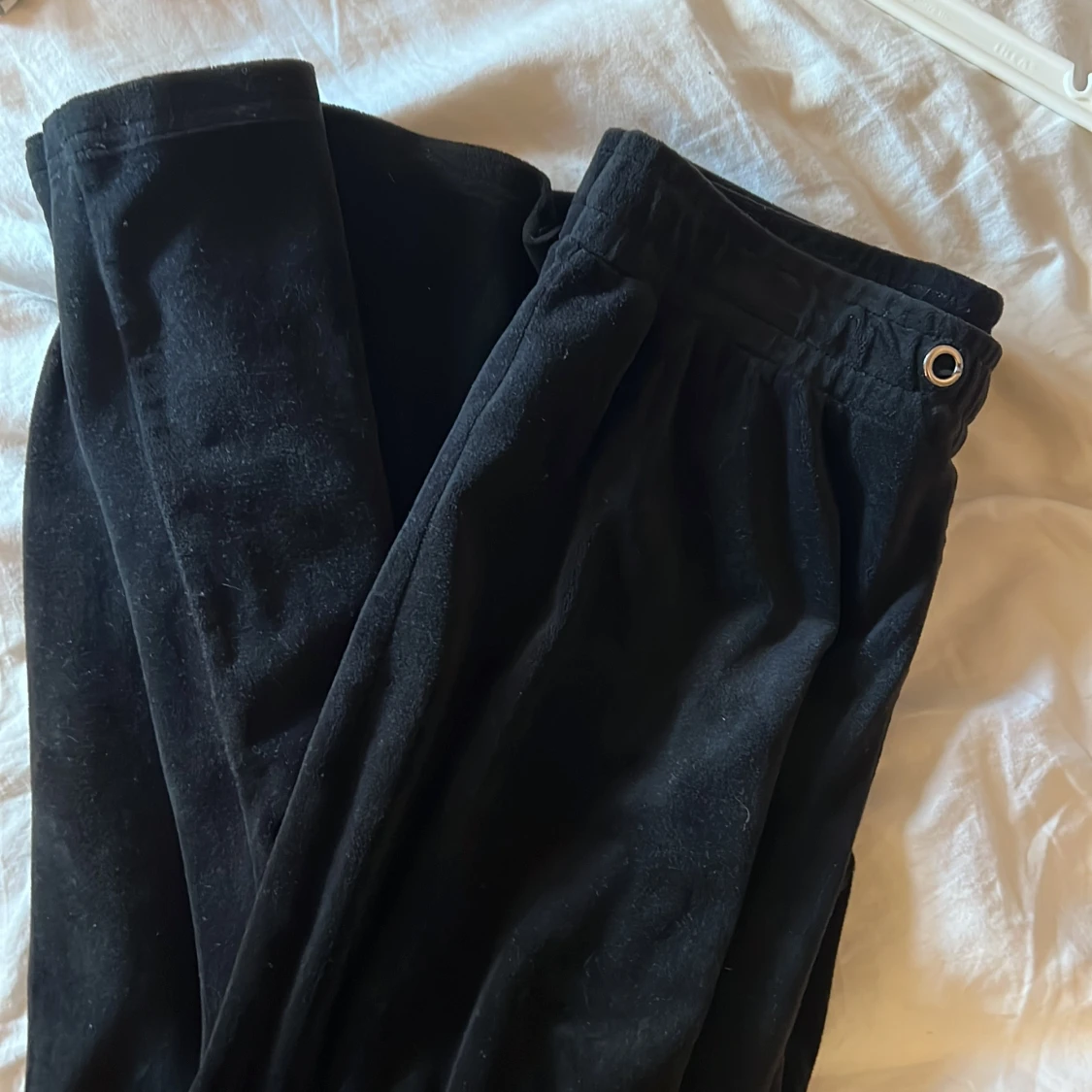 Svart hoodiejacka med dragkedja och byxor  - 2