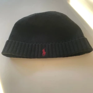 Ralph Lauren Mössa - En helt ny Ralph lauren mössa använda 3 gånger, köptes på Ralph lauren för 600! Säljer för att jag inte använder den, Pris går att diskutera