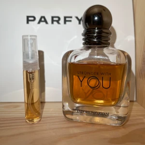 Emporio Armani Stronger With You sample - En 5ml sample av stronges with you, en riktigt fin doft perfekt för dig som gillar vanilj. Samplen innehåller 75 sprays och passar dig som vill testa innan du köper eller bara vill använda en kort period. Skriv vid mer frågor eller funderingar🔥