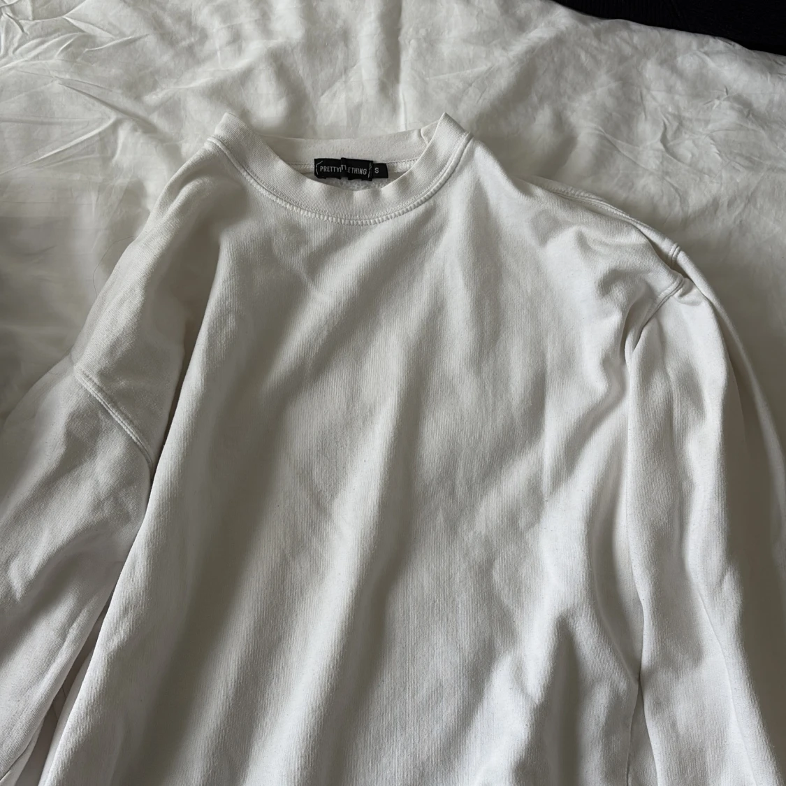 Vit sweatshirt från PrettyLittleThing - 1