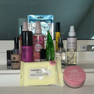 Skönhet/smink kit - Ett stort kitt med mycket bra grejer för ett bra pris. Sammanlagt är kittet värt ca 590 kr! Pris kan diskuteras. I detta kittet innehåller det parfymer, smink, nagellack och skincare men även en del andra grejer! De flesta grejerna är använda några gånger.💗