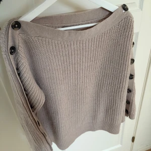 Beige stickad tröja med knappar - Säljer en beige stickad tröja som ej kommer till användning 💓💓💓