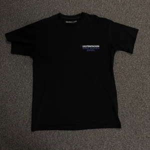 Svart t-shirt med tryck - Svart t-shirt med tryck fram och bak. Riktigt skön passform och rund hals. Nästan aldrig använd