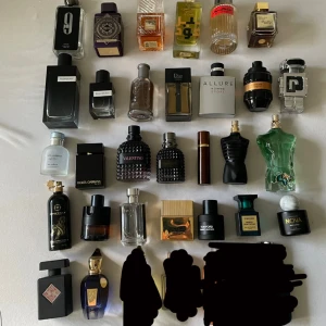 Samling av exklusiva parfymer - Stor samling herrparfymer från märken som Dior, Chanel, Tom Ford, Jean Paul Gaultier, Dolce & Gabbana, Valentino, Nishane och Parfums de Marly. (Säljs för schyssta priser). Perfekt för dig som älskar lyxiga dofter.