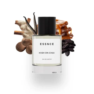 High On Chai Eau de Parfum från ESSNCE - En lyxig parfym med tydliga inslag av chai, vanilj, karamell och kryddor. Flaskan är genomskinlig med svart lock och minimalistisk etikett. Doften är varm, söt och kryddig – perfekt för dig som gillar unika och mysiga parfymer.