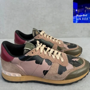 Valentino Rockrunner  - ett par riktigt schyssta rockrunners || strlk 40 ||  skicket är 8/10 ( fint skick || vid köp medföljer dustbag || serienummer finns || hör av er vid intresse! ( från 2099kr till 1680kr ) 