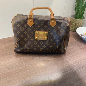 Brun monogram handväska  - Köpt begagnad därav ej garanterad äkthet! Kvitto och box medföljer ej! Skit snygg overall och passar typ till allt.