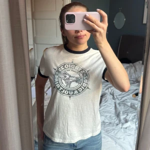 Zadig T-shirt! - Denna T-shirt från Zadig & Voltaire är ett perfekt basplagg!💕 Det står att tröjan är i storlek XS, men skulle säga att det mer är en S. Den har små studs över märket på framsidan och en mörkblå rand i kanterna. Endast använd ett fåtal gånger!💕💕