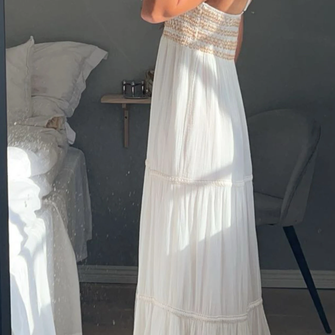Vit långklänning med virkade detaljer