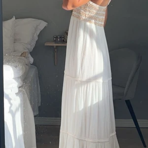 Vit långklänning med virkade detaljer - Säljer denna vita långklänning från Zara, stl XS/S🤍