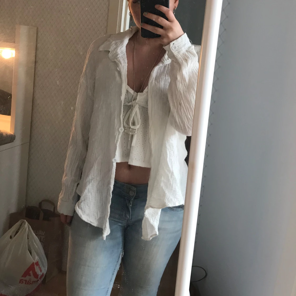 Vit luftig skjorta med knytning - 1