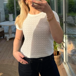 Vit topp från Zara - Säljer en supersöt vit t-shirt från Zara i storlek S då den inte kommer till användning!🤍