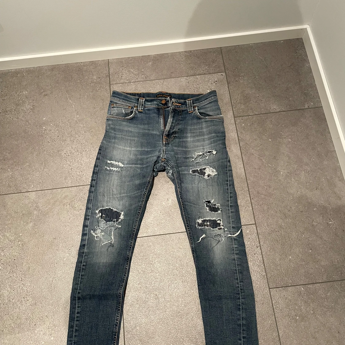 Blå slitna jeans från Nudie Jeans Co - 1