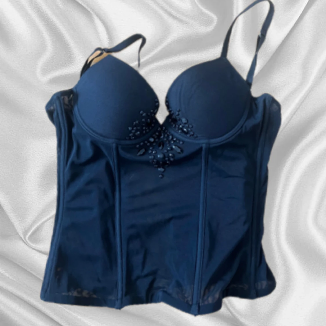 Svart korsett-topp med pärldetaljer - 1