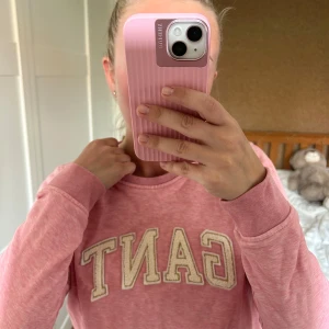 Rosa sweatshirt från GANT - Säljer en rosa sweatshirt från GANT med broderad logga i vitt framtill. Tröjan har rund halsringning och långa ärmar. Perfekt till sommarkvällar 🩷