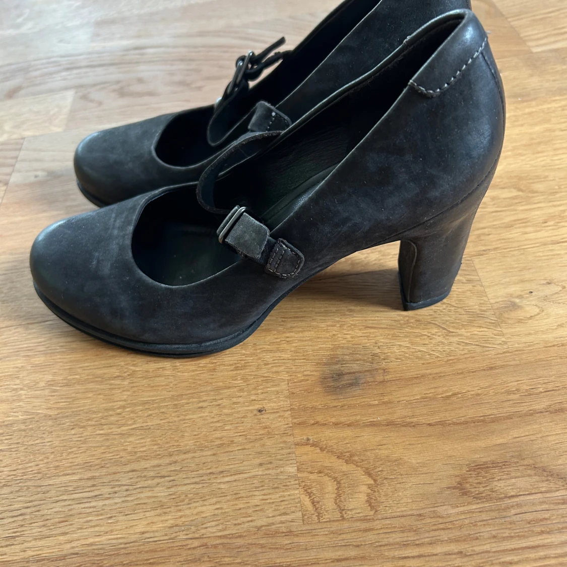 Svarta klackskor med rem från Ecco - 1