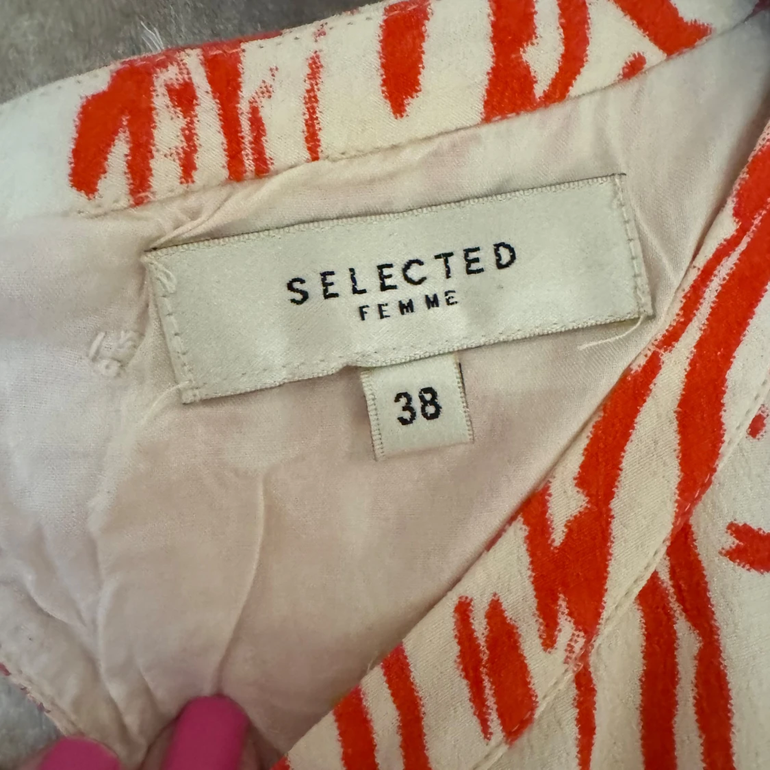 Vit och röd mönstrad miniklänning Selected Femme - 2