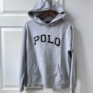 Polo hoodie Nyskick grå  - XL barn storlek = M i herr. Rekommenderar för runt 175. Inga defekter alls. Kom med frågor!