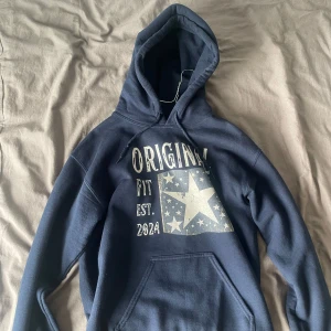 SCNDI hoodie - Säljer en tvär fet hoodie. Hoddien har ett tryck på magen och bär storleken S. Trendig och stilig inför sommaren. Hör av dig vid frågor och funderingar 
