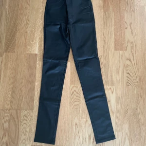Svarta skinnbyxor med hög midja - Snygga skinnbyxor med skinny fit och hög midja. De är helt nya och aldrig använda, köpta från NA-KD. Köpta för 400kr men har utgått ur NA-KDs sortiment. 