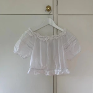 Vit blus med puffärm  - Superfin vit croppad blus med puffärm! Kan bäras off-shoulder💕💕