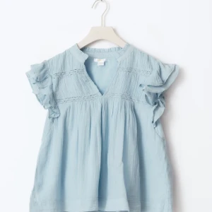 Blus - Jätte fin blå blus från Gina Tricot i barnstorlek 146/152 men passar xs. Så sjukt fin. Aldrig använd och prislapp sitter fortfarande kvar. Säljer en likadan i rosa