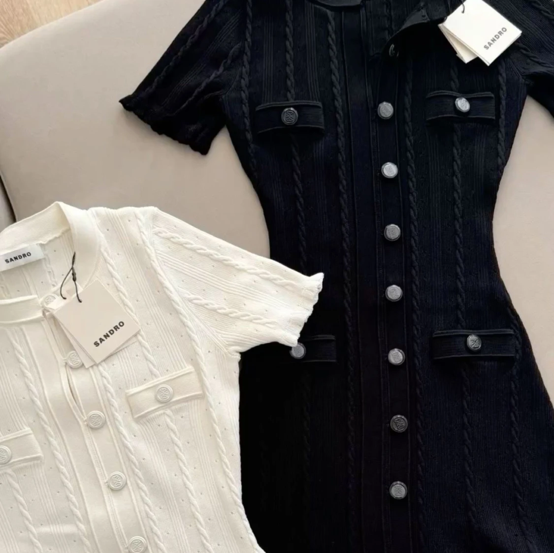 Kortärmad klänning med knappar från Sandro