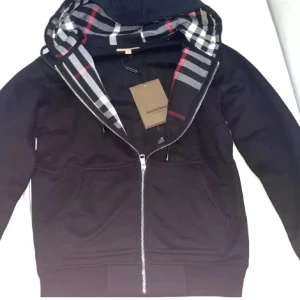 Svart hoodie från burberry  - Svart hoodie från burberry storlek s bra skick