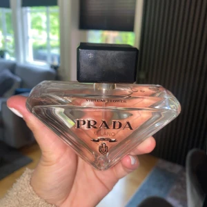 Prada paradoxe - Köpte denna till min lillasyster från Kicks. Köpte för 2000. Endast ett sprut taget. Var tydligen fel parfym och lämna tillbaks fick man inte…🩷