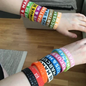 Marcus & Martinus armband ( SÖKER ) - Hej, jag söker Marcus och Martinus armband om någon säljer kan ni skicka till mig !! ❤️ alla färger går bra !