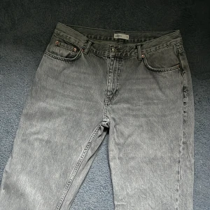 Grå jeans från Perfect Jeans, stl 42 - Snygga grå jeans från Perfect Jeans i rak modell. Jeansen har klassisk femficksdesign, bälteshällor och knappgylf. Materialet är denim och färgen är tvättad grå. Har använt dessa två gånger endast - nytt skick skick! 