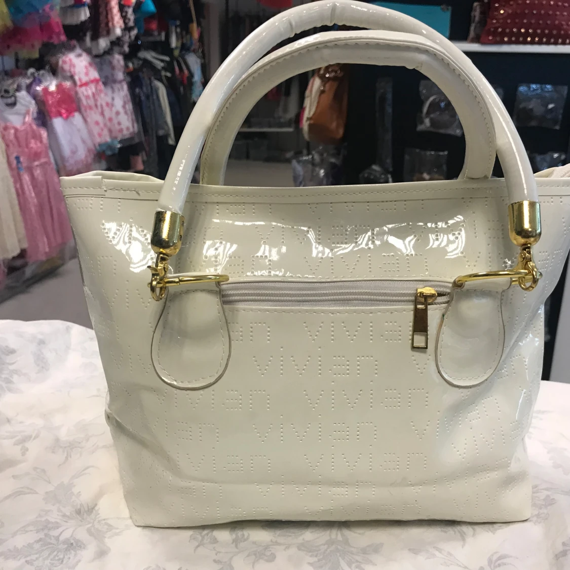 Vit handväska med guldiga detaljer - 1